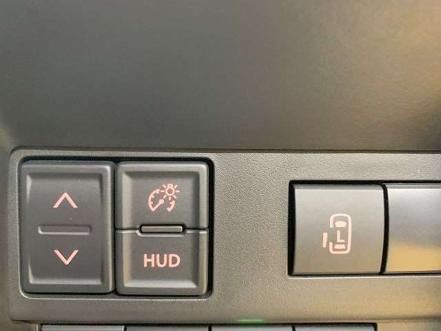 自動ドアのスイッチも運転席にあります！安全確認をしながらの操作が出来ますので、小さなお子様がいても安心ですよ！