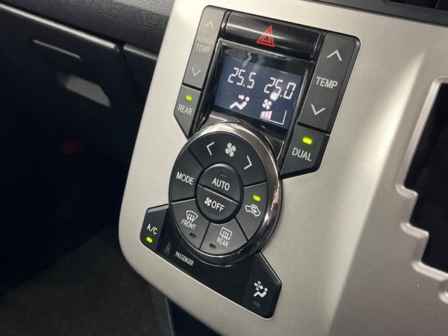 【左右独立型フルオートエアコン】運転席と助手席でそれぞれお好みの温度に設定可能。同乗者にも配慮した、快適な空調をお届け致します。