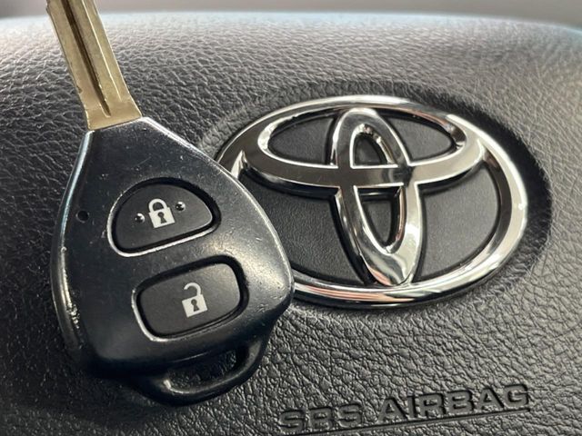 【キーレス】少し離れた場所からでもボタン一つでドアの開錠・施錠ができるのでとっても便利！ドアの鍵穴周りに傷をつけることもありません♪