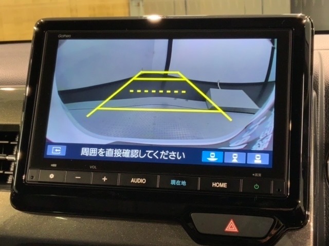 リバースギアに入れるだけで後方の表示へ切り替わります。夜間や雨の日の駐車も楽になりますよ。
