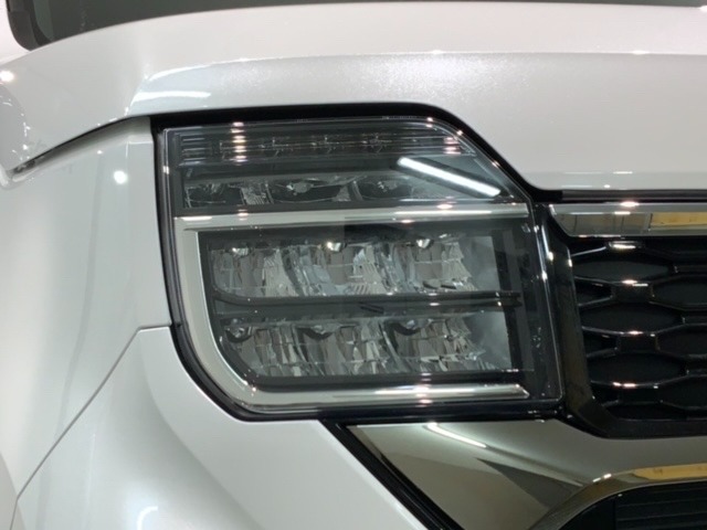 LEDヘッドライトは、点灯の瞬間から最大光量を発揮し、突然暗くなるトンネルなどでの安定感を高めます。