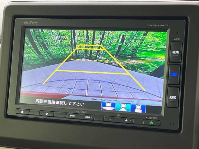 【バックカメラ】駐車時に後方がリアルタイム映像で確認できます。大型商業施設や立体駐車場での駐車時や、夜間のバック時に大活躍！運転スキルに関わらず、今や必須となった装備のひとつです！