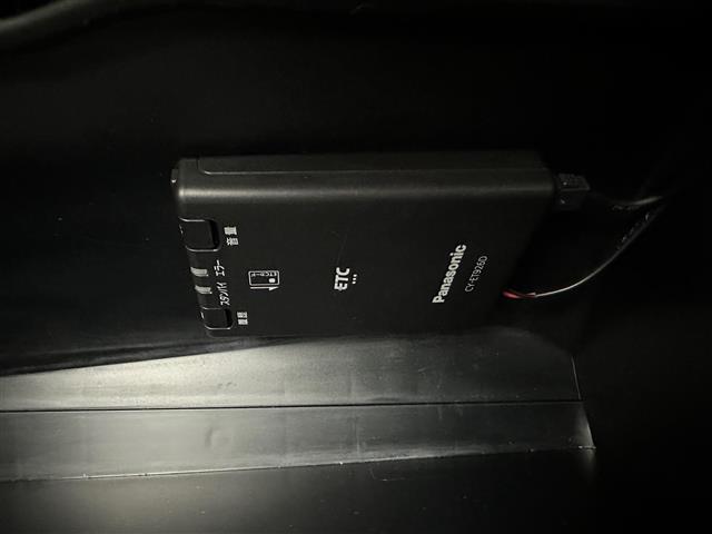 【ETC】有料道路を利用する際に料金所で停止することなく通過できる、ETC車載器（ノンストップ自動料金収受システム機器）が装備されています。セットアップを行うことで利用可能になります。