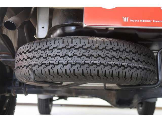 近年、パンク修理キット装着車が増えておりますが、タイヤ側面の損傷やタイヤがホイールから外れた場合はやっぱりスペアタイヤが安心です。