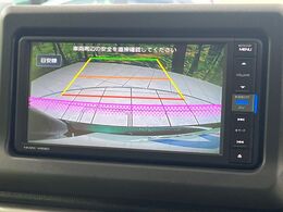 【バックカメラ】駐車時に後方がリアルタイム映像で確認できます。大型商業施設や立体駐車場での駐車時や、夜間のバック時に大活躍！運転スキルに関わらず、今や必須となった装備のひとつです！