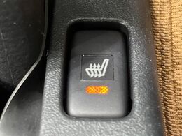 【シートヒーター】寒い日に重宝するシートヒーター！エアコンより早く温まってくれるので寒がりの人も安心ですね♪エアコンの温風は乾燥するから苦手、という方にもをおすすめです。