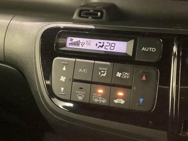 オートエアコンがついていますので、簡単操作で快適に過ごせます。希望の温度に自動調整してくれるのが便利です。