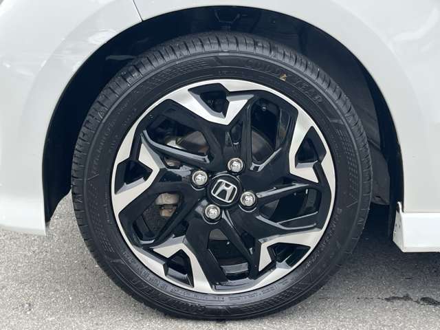 社外アルミホイールやローダウンサス・車高調・革調シートカバー・LEDヘッドライト・エアロパーツ・ナビ・バックカメラ・ETCなど社外パーツも販売・取り付け可能です。是非ご相談ください！