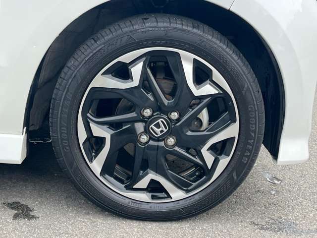 社外アルミホイールやローダウンサス・車高調・革調シートカバー・LEDヘッドライト・エアロパーツ・ナビ・バックカメラ・ETCなど社外パーツも販売・取り付け可能です。是非ご相談ください！