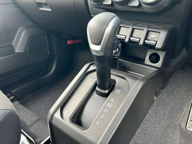 お車の詳細はお電話かメール・LINEにてご対応させて頂きます。遠方のお客様にもご安心してご契約頂けるようにご対応させて頂きます。　お気軽にお問い合わせくださいませ。