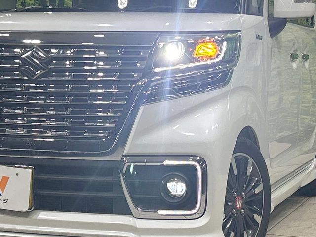 【LEDヘッドライト】悪天候や夜間走行時も良好な視界を確保し安心して運転できる高輝度LEDヘッドライトを装備！点灯速度が早く、消費電力も抑えられています。