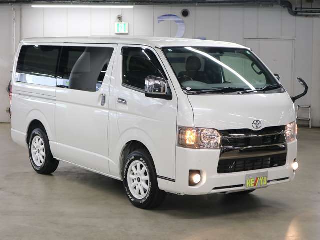 雨が降ってもゆったりと車選びができる全天候型立体展示場！エスカレーター完備！