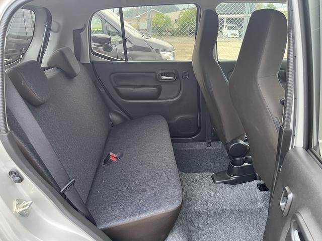 前後のシート間隔を余裕を持たせることでゆったり座れる後席となっております♪