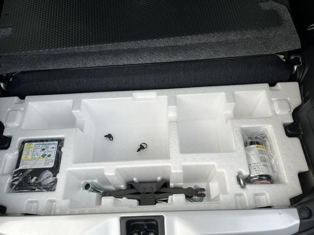 トランクルームには工具とパンク修理キットがあります。