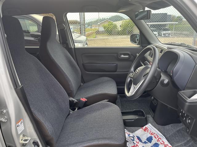 セパレートシートですがインパネシフト採用の為足元広々です。