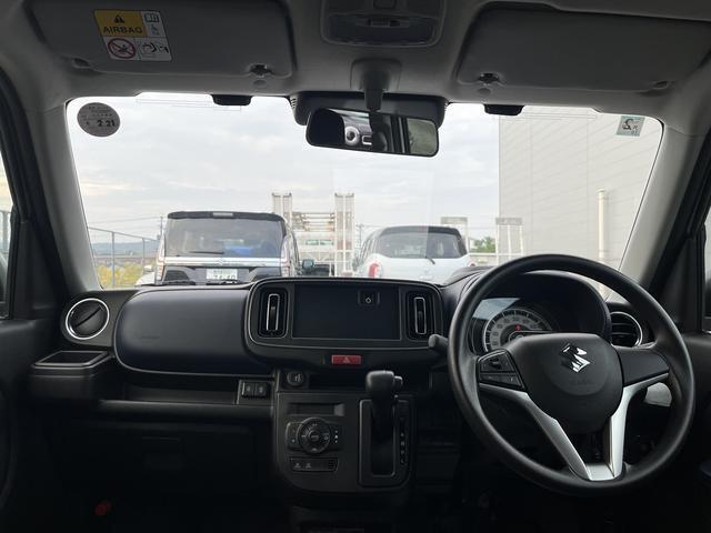 フロントガラスが大きく、死角も少ない設計なので運転しやすいですよ