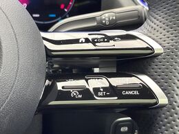 ●ディストロニックプラス：都市、郊外、高速道路などの走行時に、ステレオマルチパーパスカメラとレーダーセンサーにより、前走車を認識して速度に応じた車間距離を維持する次世代のクルコン！