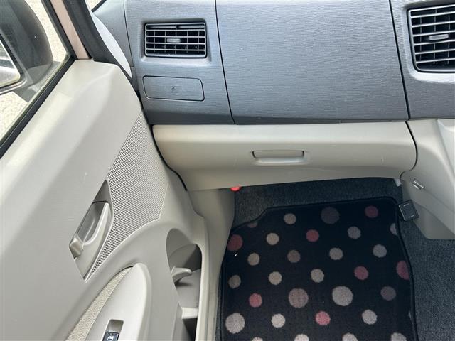 【フロアマット】純正のフロアマットがついています！車内を綺麗に保つのには必須のアイテムです。