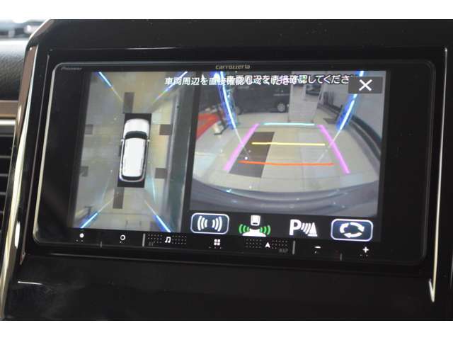 クルマの前後4ケ所にカメラを設置し、クルマを真上から見たような俯瞰の映像などを7インチの大画面モニターに映し出す、全方位モニター付メモリーナビゲーションはフルセグTVも楽しめます