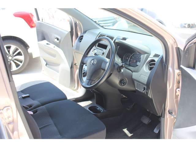 運転席の画像です♪内装は比較的きれいです。お問合せはカーセンサーフリーダイヤル0078-6002-853027までお電話ください♪