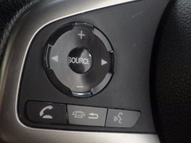 ハンドルにオーディオの操作スイッチが装備されています！視線を前方から外さずハンドルから手を離さずに操作できるのでとっても安全ですね♪