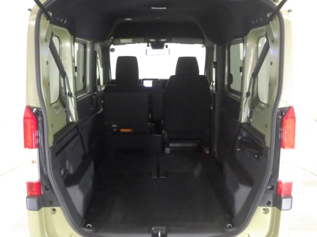 リアシートを倒せば広々荷室の出来上がり♪アレンジ次第でさまざまな荷物が積み込めますよ。