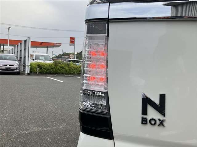 LEDテールライトです。省電力、高輝度のLEDは明るく照らすので夜間運転時の視認性を高めます。スタイリッシュな見た目で細かいところもこだわりたいあなたに！