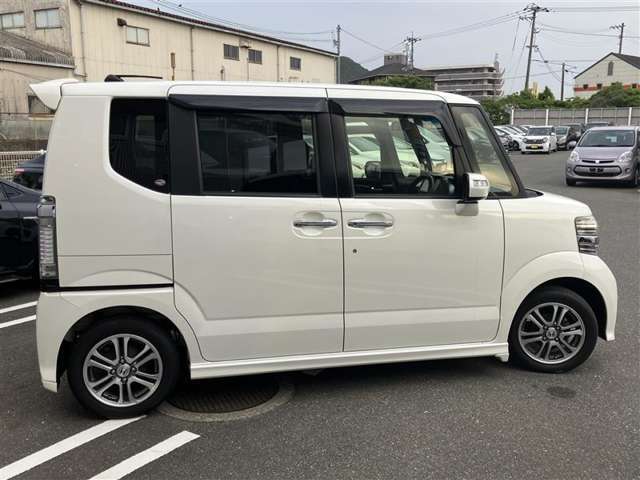 シートを外して室内をすみずみまで洗浄＆消臭。ボディやタイヤはもちろん、エンジンルームまで洗浄しています。