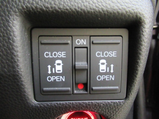 ■両側電動スライドドア■運転席脇のスイッチを押すだけで、両側それぞれのドアを開閉することが出来ます！お子様の送迎時などに便利ですね♪