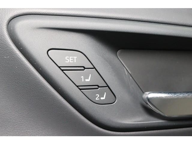 シートメモリー機能。シート位置を記憶させるとワンタッチで、設定したシート位置に可動します。