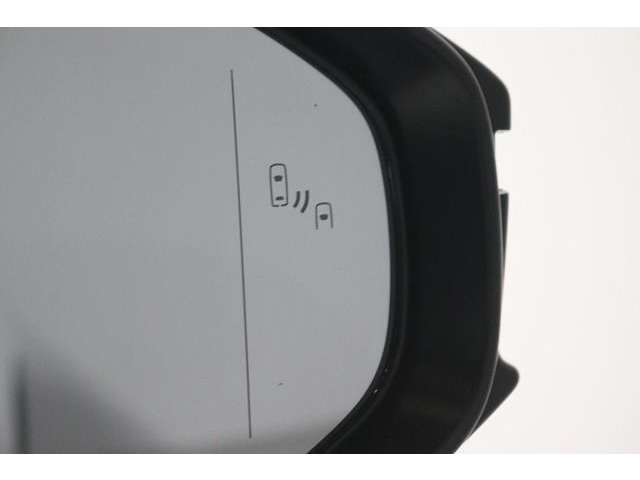 BSM（ブラインドスポットモニター）を装備。　隣の車線を走る車両が死角エリアに入ると、ドアミラーのインジケーターが光ってお知らせ！