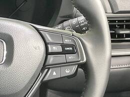 【アダプティブハイビーム】遠くまで明るく照らすハイビームを先行車や対向車に照射しない様、自動で調整！毎回手動で切り替える必要がなく、夜間走行時のストレスも軽減。安全性向上にも寄与します。