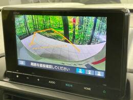 【バックカメラ】駐車時に後方がリアルタイム映像で確認できます。大型商業施設や立体駐車場での駐車時や、夜間のバック時に大活躍！運転スキルに関わらず、今や必須となった装備のひとつです！
