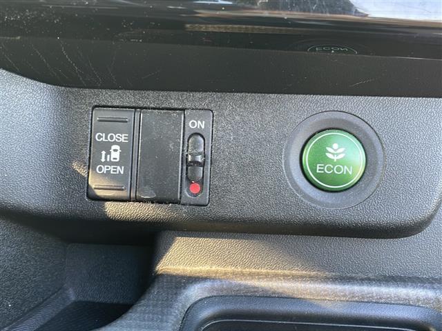 気になる車はすぐにお問い合わせください！画面右側の0066から始まる無料ダイヤルからお問い合わせ下さい！専門スタッフがお車のご質問にお答えいたします！