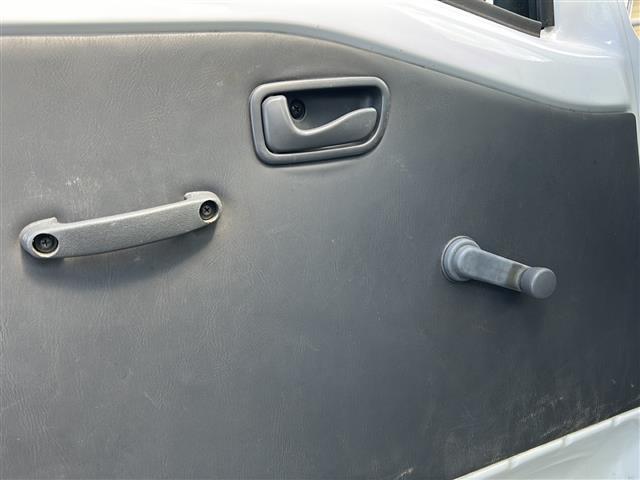 窓操作部の画像です。店舗にて現車の確認もいただけますので、お電話で在庫のご確認の上是非ご来店くださいませ！！！ワクワクするクルマ選びをご提案します！
