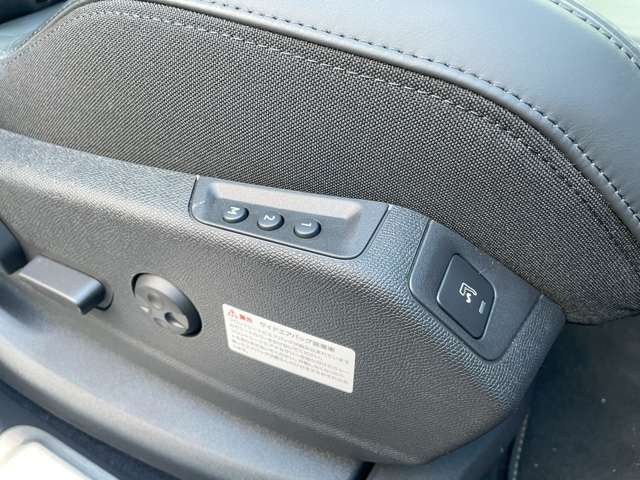 運転席メモリー付き電動パワーシート＆アクティブランバーサポート（マッサージ機能）付！