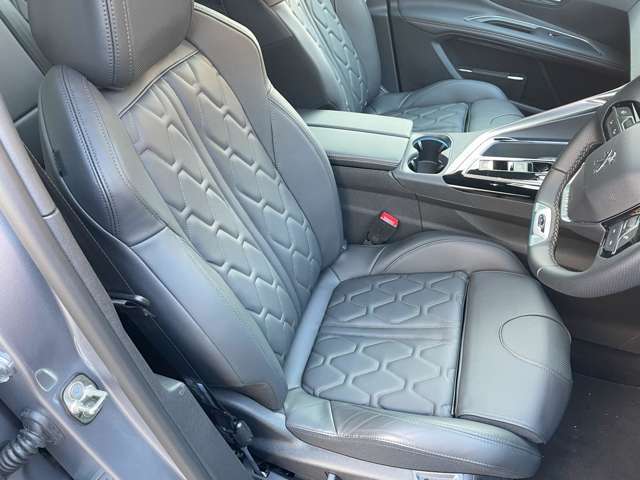 特別仕様車（エグゼクティブエディション）ならではのレザー仕様！通常モデルと違い上質さを感じて頂けます。