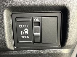 【パワースライドドア】スマートキーや運転席のスイッチでスライドドアの開閉が可能♪電動だから力を入れてドアを開ける必要が無く、小さいお子様でも、重い荷物を持っている時もラクに開け閉めできます♪