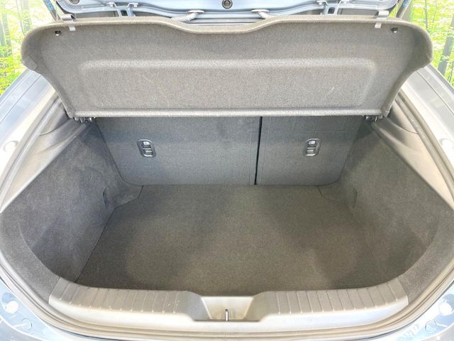 積み下ろしのしやすいデッキにはたっぷりと荷物を積み込んでいただけます。遊びから仕事まで、様々なシーンで頼れます♪