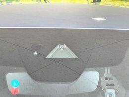 【スマートブレーキサポート】走行中に前方の車両等を認識し、衝突しそうな時は警報とブレーキで衝突回避と被害軽減をアシスト。より安全にドライブをお楽しみいただけます。