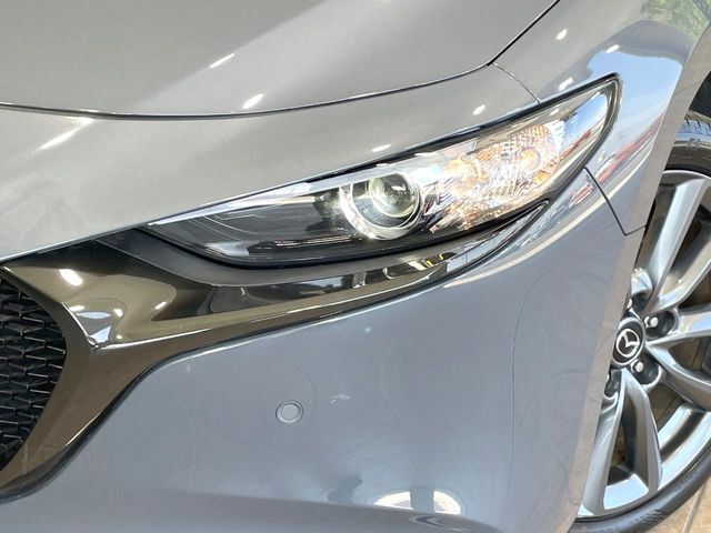 【LEDヘッドライト】悪天候や夜間走行時も良好な視界を確保し安心して運転できる高輝度LEDヘッドライトを装備！点灯速度が早く、消費電力も抑えられています。