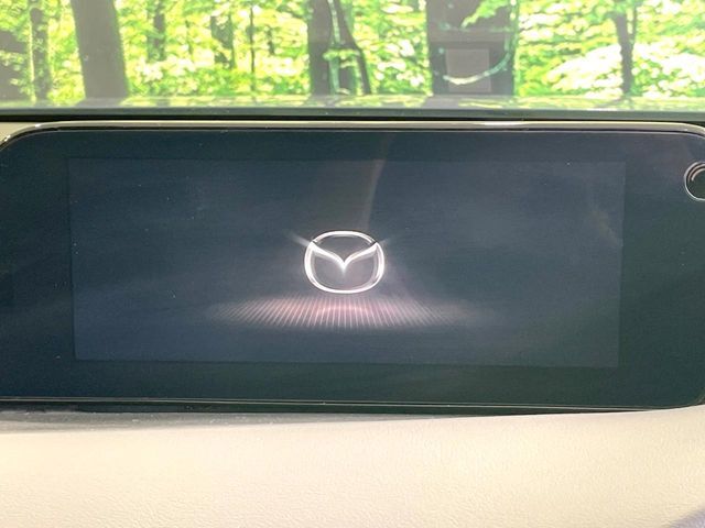 【8.8インチマツダコネクト】車内の雰囲気にマッチした大型のディスプレイ。スマホ接続でのナビ使用やBluetooth再生等、様々な機能が楽しめます。直感的なダイヤル操作が可能で、使い勝手も良好です。