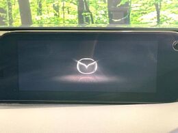 【8.8インチマツダコネクト】車内の雰囲気にマッチした大型のディスプレイ。スマホ接続でのナビ使用やBluetooth再生等、様々な機能が楽しめます。直感的なダイヤル操作が可能で、使い勝手も良好です。