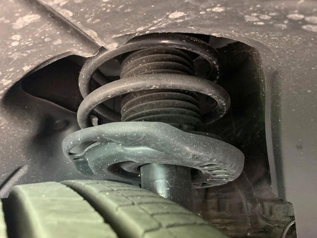 お車を安心してお乗りいただく為には、足回りの定期点検が欠かせません。サービスサポート（有償保証）では無料点検もご提供しており、安心のカーライフをお過ごしいただけるサポート体制が整っています。