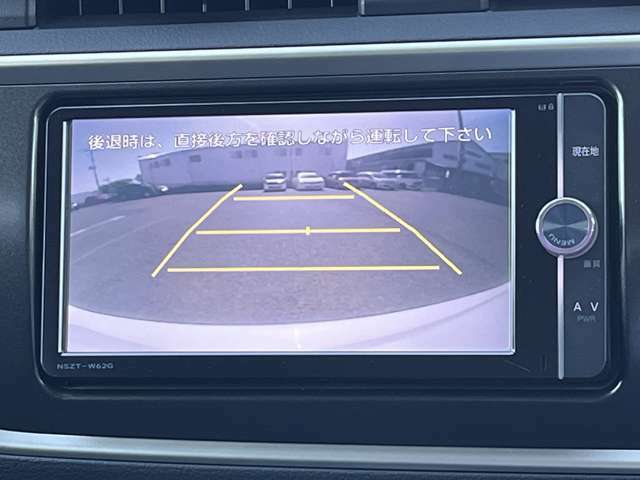 【バックカメラ】カーナビと連動してドライバーの死角をサポートしてくれるので安心・安全が確保できます。日中の明るい時間帯だけでなく、夜間でもしっかり視界を確保できます。