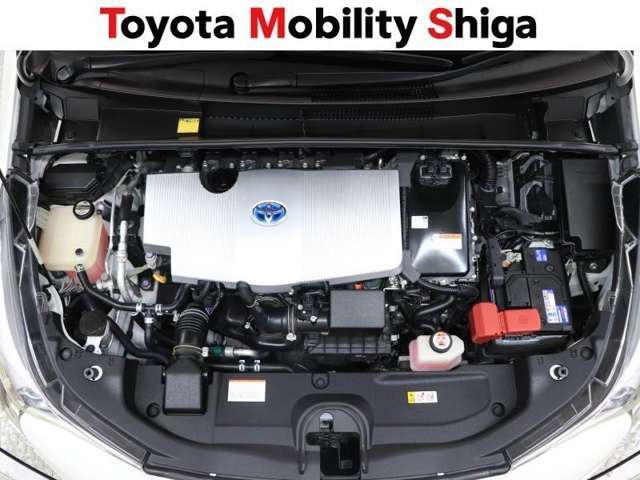 エンジンル-ムも綺麗に洗浄しております。ご納車時にはハイブリッドシステムに精通したメカニックがしっかり整備を行なった上でご納車致します。