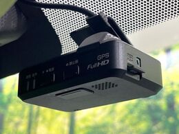 【ドライブレコーダー】安心・安全なカーライフに必須のドライブレコーダーを装備！走行中はもちろん、あおり運転や事故に遭遇した際の状況も映像で記録し、万一のリスクに備えます。