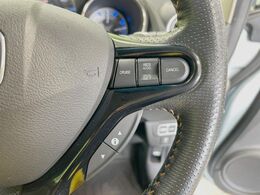 【クルーズコントロール】高速道路もラクラク走行。アクセルを離しても一定速度で走行ができ、長距離運転時の負担を軽減！加速・減速も簡単なスイッチ操作で調整できます。