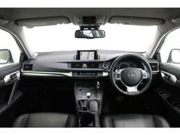 内装カラーは人気の黒系です。内装各部のパーツが使いやすい配置です。高級感満載の乗り心地が良い装備になっております！