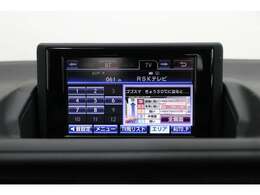 純正のHDDナビが装備されておりますので音響が素晴らしいです！ソースはフルセグTV・CD/DVD・Bluetooth・ラジオ・ミュージックサーバー等に対応してます。これだけ揃っていれば十分ですね！